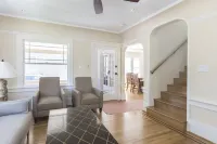 Centrally located Craftsman home - 4 ดาว