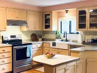 Mid century riverfront cabin. Hot tub, Pet friendly, Riverview