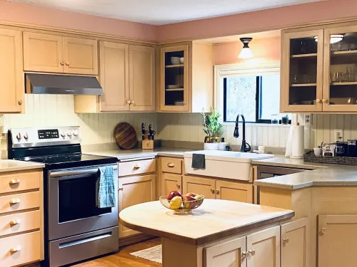 Mid century riverfront cabin. Hot tub, Pet friendly, Riverview