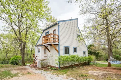 Happy Farm with Views & Hot Tub! Hotels near Drumheller's Orchard