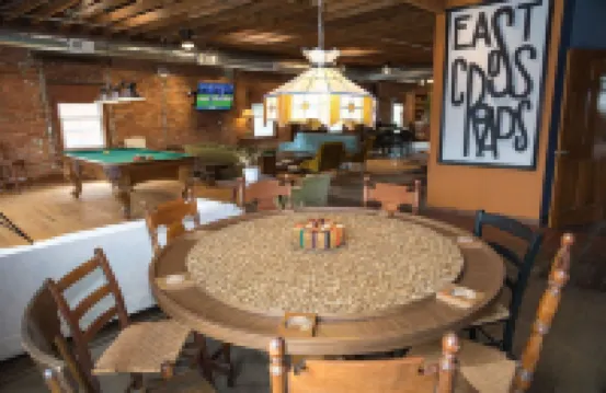 Art Alley Attic – Spacious Loft Near Breweries, Distilleries, Bars in Crossroads