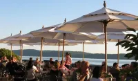 Beautiful, spacious, and centrally located - 25 minutes from the heart of NYC. Hotel in zona YOHO Artists