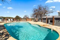 The Porch & Prairie Ranch, Sleeps 20! Peaceful Oasis, Pool, Jacuzzi, Events! - Pools