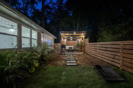 Modern Home Near UF, Stadium - Private Gazebo, Pets!