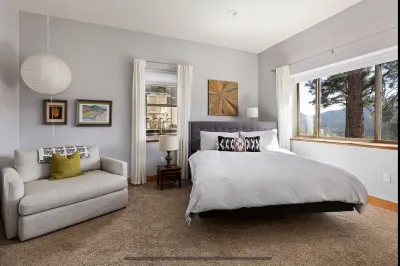 Mountain Liv’n Modern 100% Off-grid Home with Amazing Views Hotels near Chicago Creek Waterfall