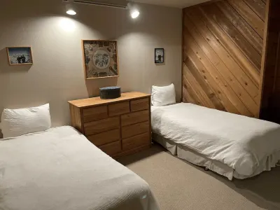 Cozy Family sized Condo w/ access to Pool, Hot Tubs, Sauna, Golfing & Tennis!