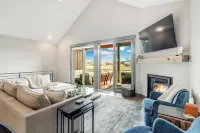 Modern and Luxurious, Spacious home w/ private hot tub + mountain views