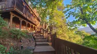 Cozy & Quiet 2 bdrm private Treehouse getaway with Amazing Views minutes from UO