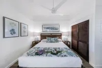 Newly remodeled with AC, gorgeous ground floor condo 87, 3 min walk to beach