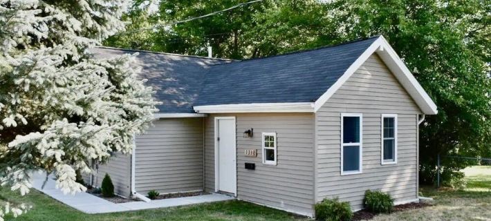 Cute tiny home with everything you need! Hotels in Cedar Falls