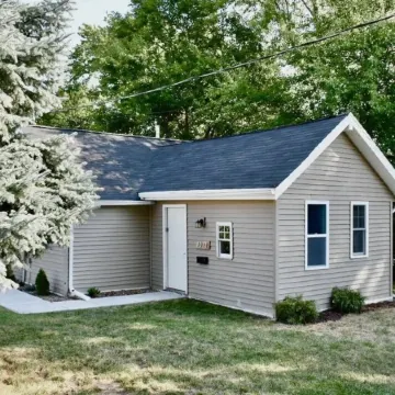 Cute tiny home with everything you need!