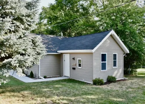 Cute tiny home with everything you need! Hotels in Cedar Falls