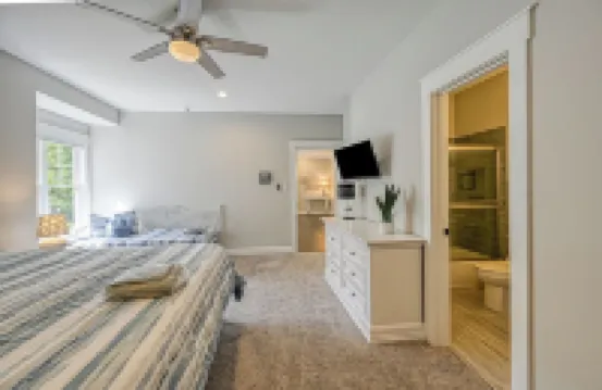 Luxury LAKEFRONT 7Bdr/7.5Ba -Huge Boathouse in Quiet Cove-Public Side-Stunning