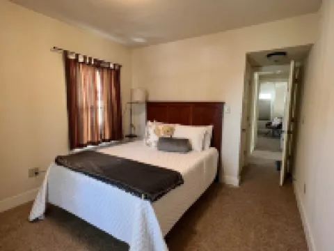 2 Bed, 2 Bath Cozy Home Across from Zoo in the heart of Baraboo. Hoteles en Baraboo