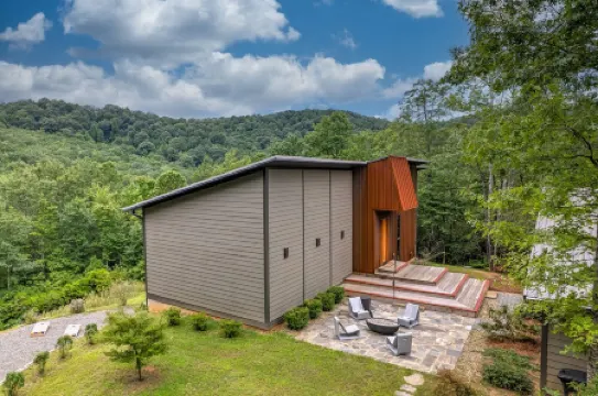 Luxury Mountain Retreat w/ Hot Tub, Grill & Fire Pit Near Asheville, NC