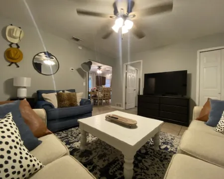 Cozy Family Home Close to NB, SA, and RAFB โรงแรมในLive Oak