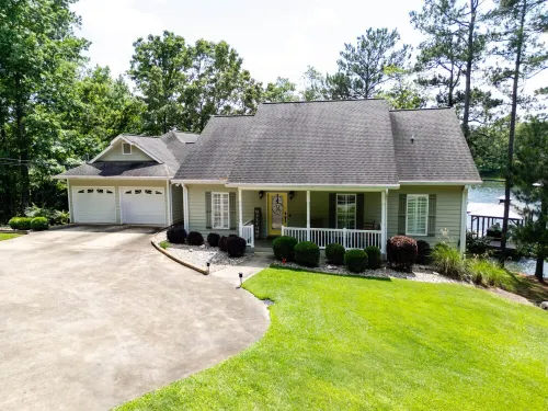 The retreat at Bay Pine Point, convenient to EVERYTHING Lake Martin and Auburn!