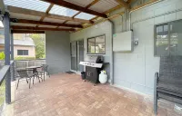 Sandy Bottom self-contained  unit - Hear the waves while you sleep. Hotels in Broulee