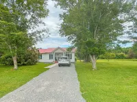 Reagan’s Retreat~ Farmhouse Cottage on 45 Acres~Hot Tub, Fire Pit