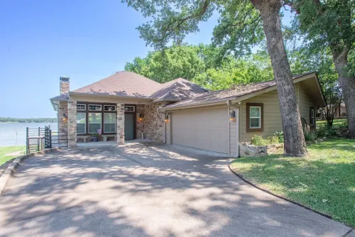 Beautifully Updated Family Getaway on Cedar Creek Lake Hotel a Tool