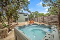 Cozy 2-bedroom cabin in serene Wimberley with WiFi, AC