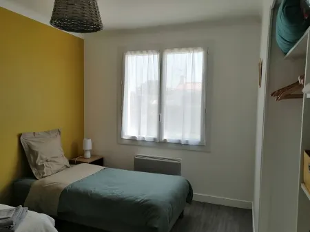 Detached house near beach and shops