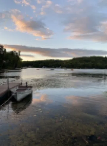 Lake house for 8, all seasons! Large deck overlooking the water
