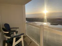 Retro Ocean Front, Private Deck, Pool, Elevator, Linens