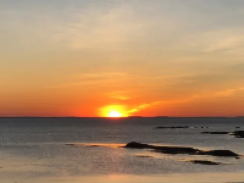 Luxury 1900's romantic retreat steps from the beach - King Suite!