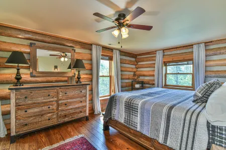 Classic Log Cabin 15 minutes to downtown Asheville-fire pit, pond, fireplace