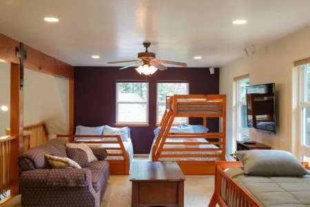 The Knotty Pine, Hot Tub, EV Charger, Rec Room, Pets ok