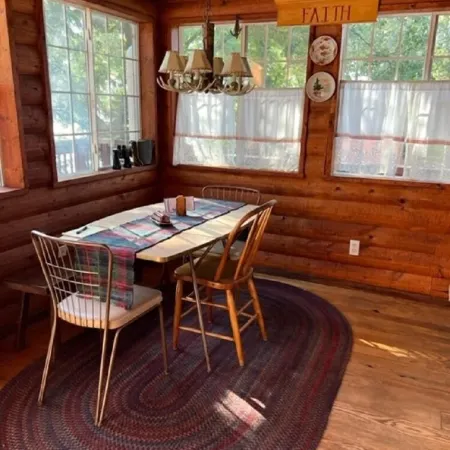 Cozy lake cabin with your own private dock. Secluded lot close to the city!