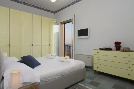 Bright apartment overlooking the beach and direct access to the sea