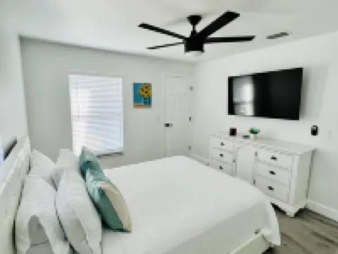 Welcome to Mindelo Oasis, your Florida pool house vacation home! Hotels in Riverview