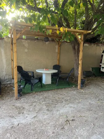 Appartement Familial Proche Centre Ville Isle sur la Sorgue Отели в г. Л'Иль-Сюр-ла-Сорг