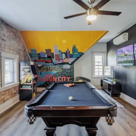 New-5BR Downtown Sleeps 15 - Game Room - Parking