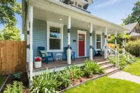 The Rustic Rose - 4 Bedroom House w/ Hot Tub Near Downtown