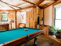A cozy, romantic cabin perfect for couples.Pets are always welcome, owners too! 맥도웰 카운티 호텔