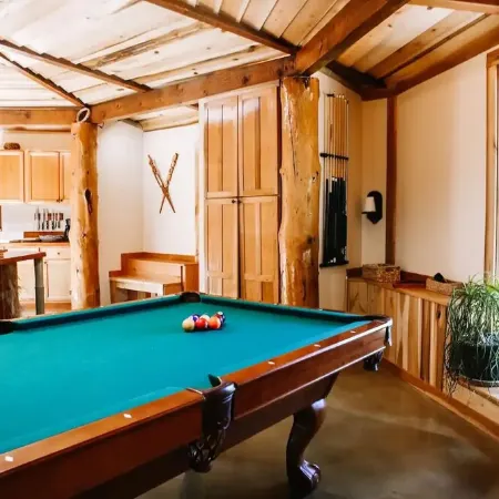 A cozy, romantic cabin perfect for couples.Pets are always welcome, owners too!