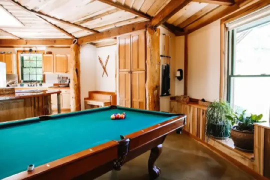 A cozy, romantic cabin perfect for couples.Pets are always welcome, owners too!