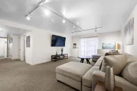 Unique Cottonwood Heights home close to the slopes with hottub!