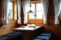 Lovingly modernized, exclusive apartment in a historic farmhouse Hotels in Görisried