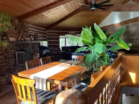 Log Cabin on 40 acres with a private lake Отели в г. Lincoln County