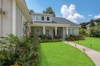 Tallahassee Luxury 4 bedrooms 3.5 baths, King Bed, and Home Movie Theatre