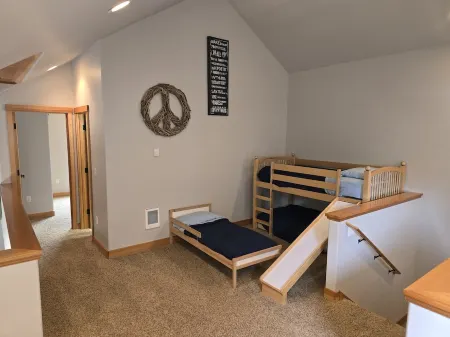 Large, Pet-friendly Townhouse steps from Spring Lake and minutes to the beach!