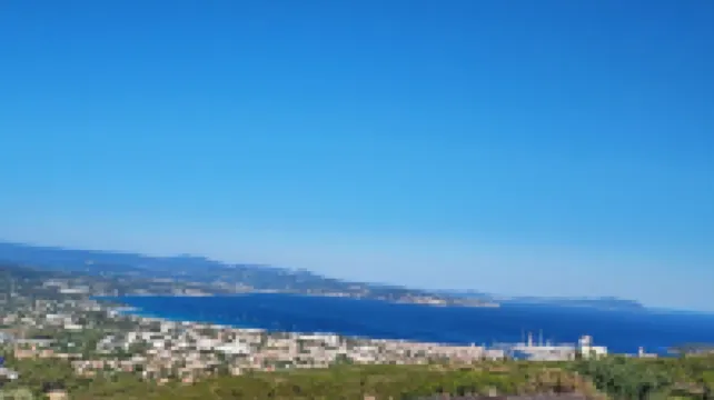 T2 APARTMENT WITH TERRACE SEA VIEW, CLOSED GARAGE, CLOSE TO THE CALANQUES