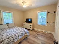 Center of Wilmington-Zen on 42nd-fully fenced yard-Pets ok Hotels near University of North Carolina Wilmington