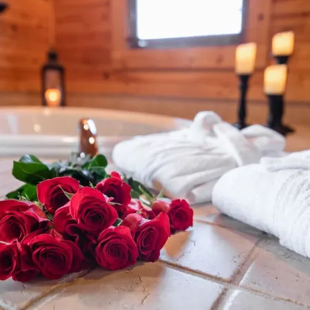 Luxurious, Romantic, Cozy Cabin/Great Reviews/Close to Town/Clean/Hot tub!