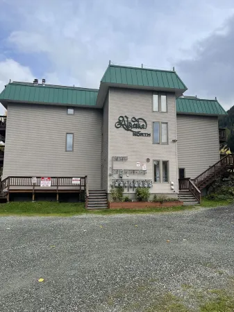Newly remodeled Girdwood condo, steps from the ski slopes