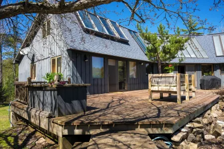 11 Beds Sleeps 20+. Pets OK. 4 Bedrooms, Bonus Room, Bunk House, Pool Table